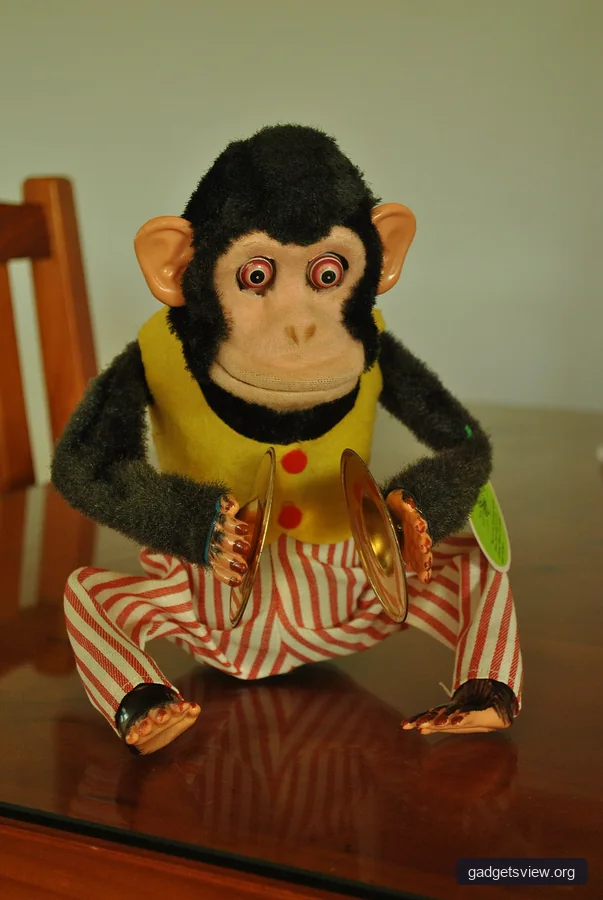 Cymbal-banging monkey toy - Mechanical Toys